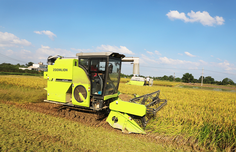 4LZT-4.0ZD Rice Combine Harvester working in Maharashtra, India